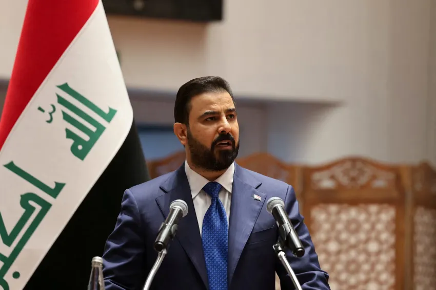 رئيس مجلس الوزراء يعلن "تامين" رواتب الموظفين
