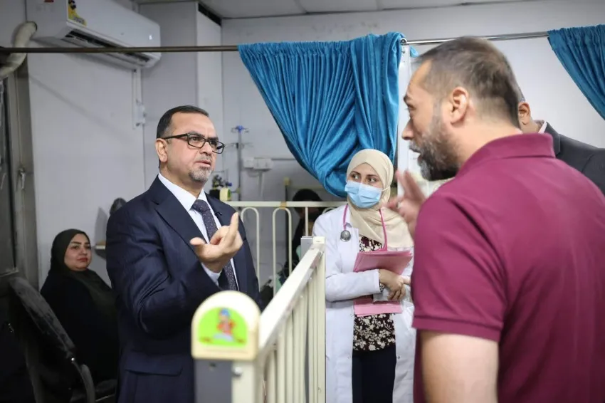 زيارة مفاجئة للكاظمية الطبية انتهت بإعفاء مديرها.. قرارات عاجلة لوزير الصحة في بغداد
