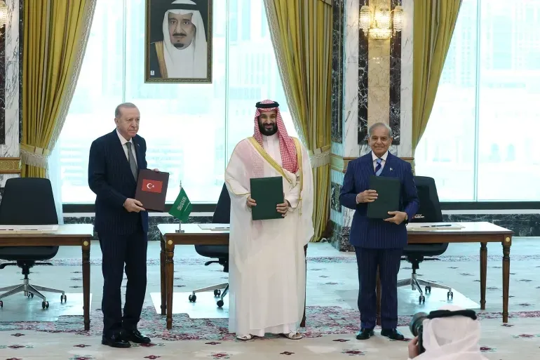 حلف دفاعي ثلاثي.. السعودية وتركيا وباكستان تؤسس أمانة عامة لتفعيل "اتفاق مكة"
