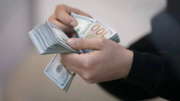 الدولار يصل الى 155 ألف مع اتساع توترات المنطقة