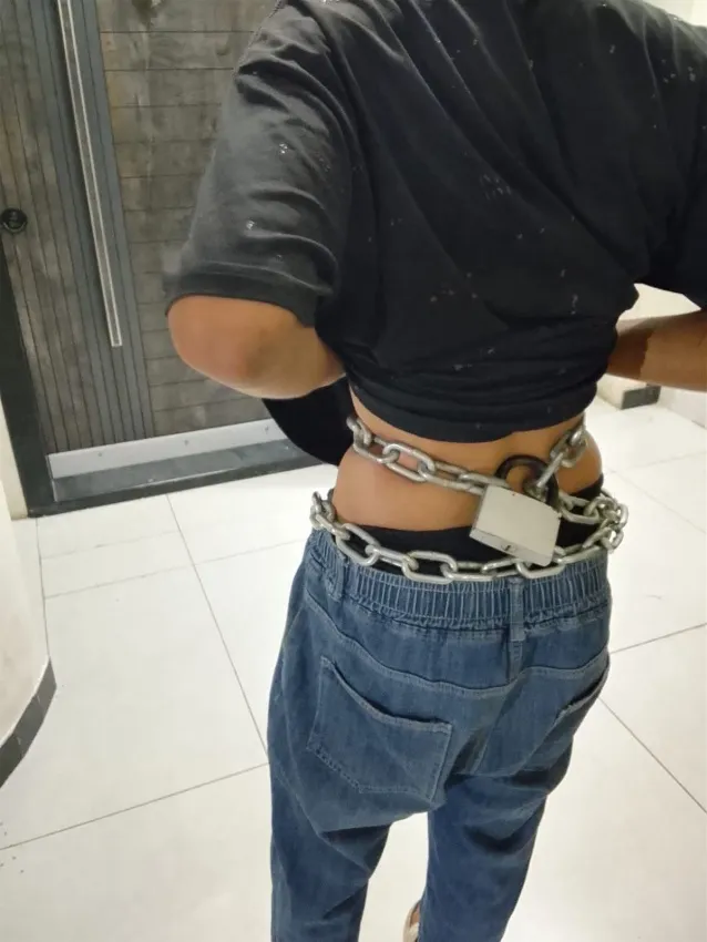 أب يقيد نجله بالسلاسل ويعرضه لتعنيف شديد قبل تدخل الشرطة في بغداد