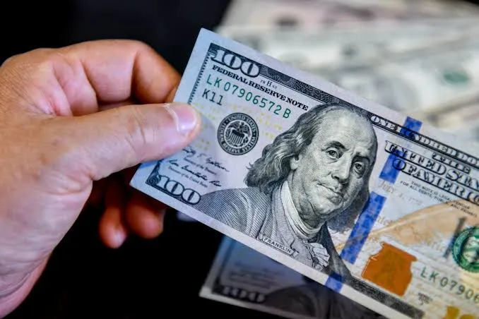 الدولار يتجاوز 158 ألفاً في بغداد وأربيل عند الإغلاق